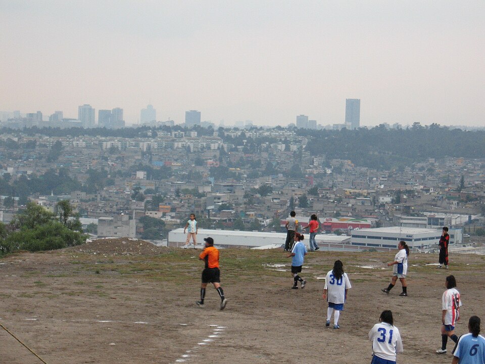 Jugador lanzando un saque de esquina en un partido de fútbol