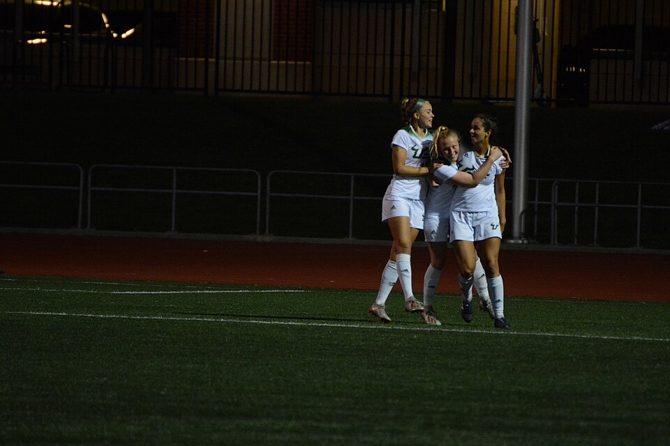 Vista aérea de un partido de fútbol con ambos equipos replegados