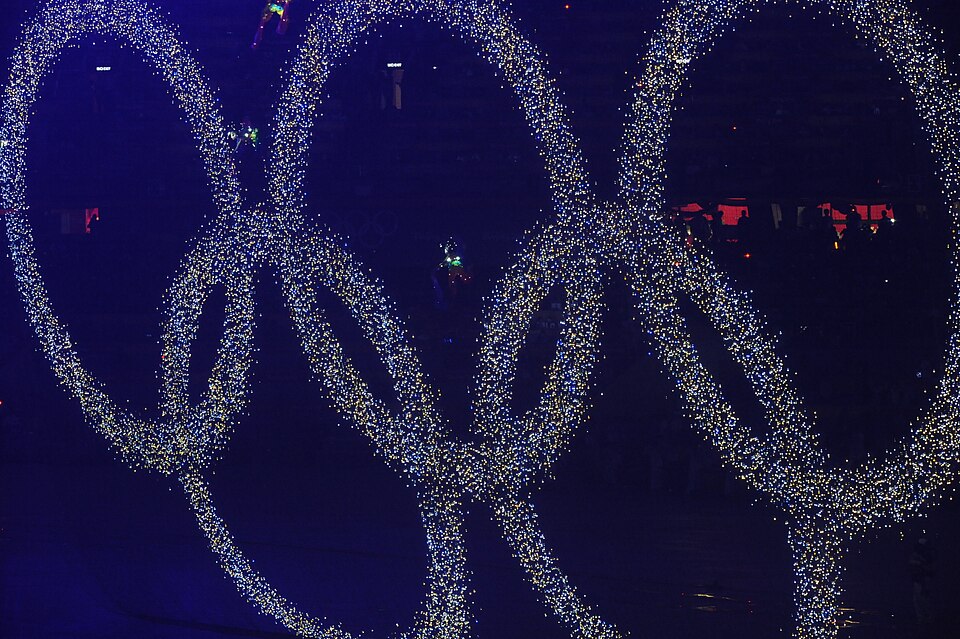 Vista general de una arena de baloncesto con público en partido nocturno