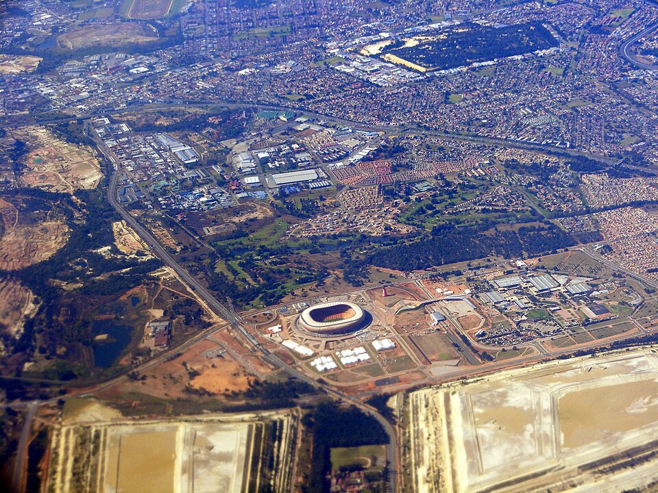 Vista aérea de un estadio brasileño iluminado