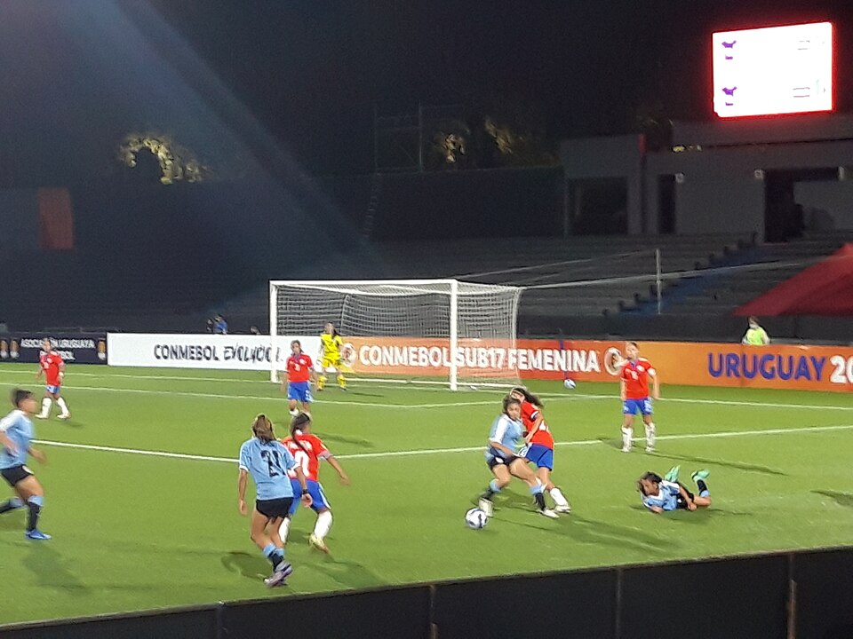 Estadio lleno durante un partido nocturno de fútbol brasileño