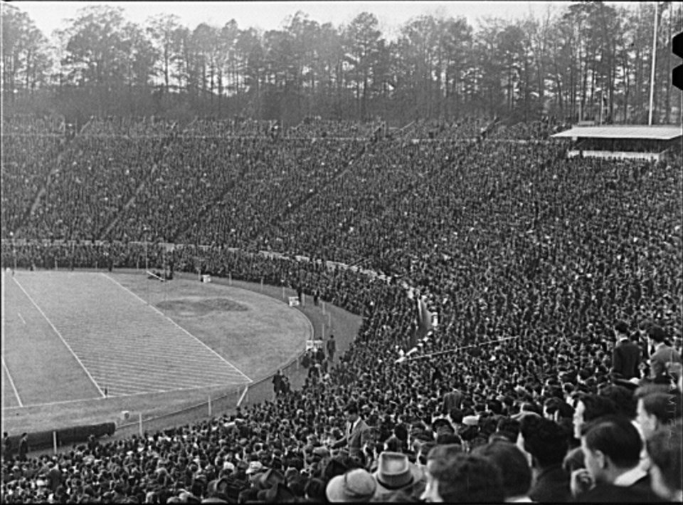 Saque de esquina en un estadio brasileño con ambas camisetas presionando